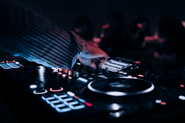 DJ